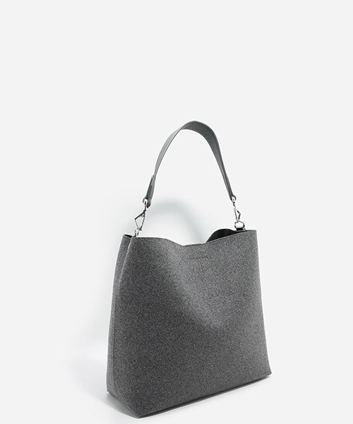CHARLES & KEITH(チャールズ & キース)の「ベーシックホーボーバッグ / BASIC HOBO BAG(ショルダーバッグ・レディース・ブラック/ライトベージュ/グレー・XL)」の12枚目の写真