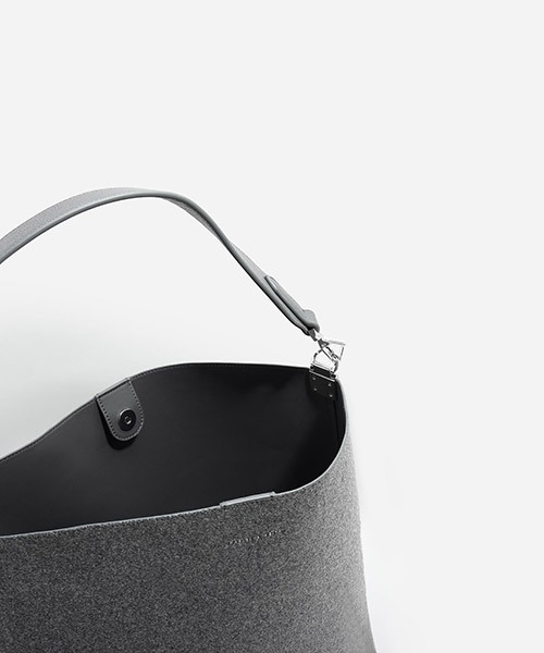 CHARLES & KEITH(チャールズ & キース)の「ベーシックホーボーバッグ / BASIC HOBO BAG(ショルダーバッグ・レディース・ブラック/ライトベージュ/グレー・XL)」の10枚目の写真