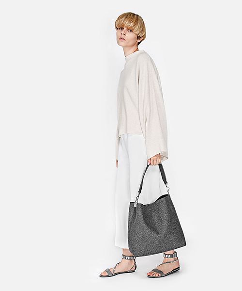 CHARLES & KEITH(チャールズ & キース)の「ベーシックホーボーバッグ / BASIC HOBO BAG(ショルダーバッグ・レディース・ブラック/ライトベージュ/グレー・XL)」の9枚目の写真