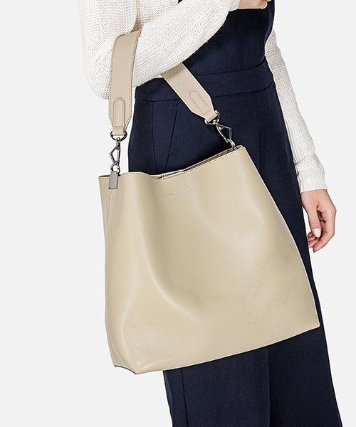 CHARLES & KEITH(チャールズ & キース)の「ベーシックホーボーバッグ / BASIC HOBO BAG(ショルダーバッグ・レディース・ブラック/ライトベージュ/グレー・XL)」の8枚目の写真