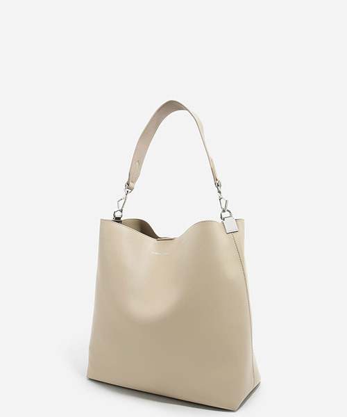 CHARLES & KEITH(チャールズ & キース)の「ベーシックホーボーバッグ / BASIC HOBO BAG(ショルダーバッグ・レディース・ブラック/ライトベージュ/グレー・XL)」の7枚目の写真