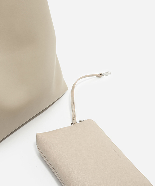 CHARLES & KEITH(チャールズ & キース)の「ベーシックホーボーバッグ / BASIC HOBO BAG(ショルダーバッグ・レディース・ブラック/ライトベージュ/グレー・XL)」の6枚目の写真