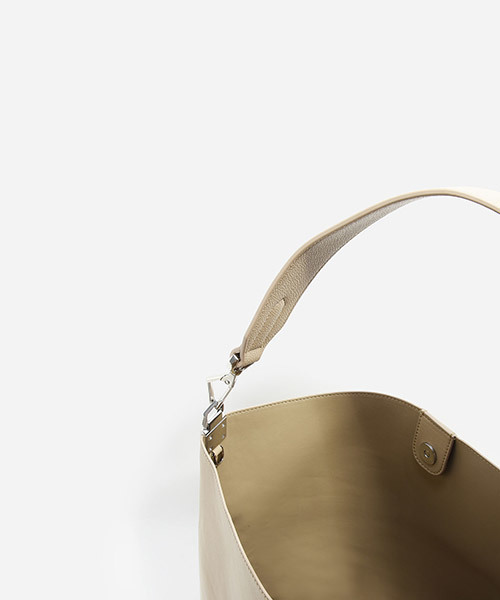 CHARLES & KEITH(チャールズ & キース)の「ベーシックホーボーバッグ / BASIC HOBO BAG(ショルダーバッグ・レディース・ブラック/ライトベージュ/グレー・XL)」の5枚目の写真