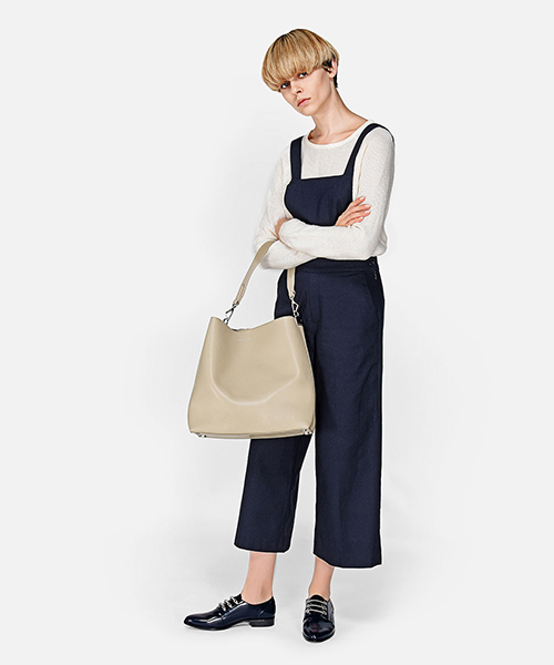 CHARLES & KEITH(チャールズ & キース)の「ベーシックホーボーバッグ / BASIC HOBO BAG(ショルダーバッグ・レディース・ブラック/ライトベージュ/グレー・XL)」の4枚目の写真
