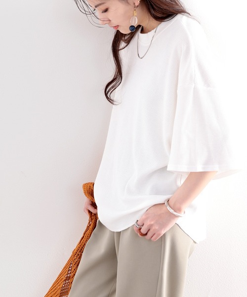 classicalelf(クラシカルエルフ)の「サーマルミドル丈 無地切り替えラウンドヘムクルーネックカットソー(半袖)(Tシャツ/カットソー・レディース・オフホワイト/モカ/グレー/ブラック・MEDIUM/LARGE/X-LARGE/XX-LARGE)」の10枚目の写真