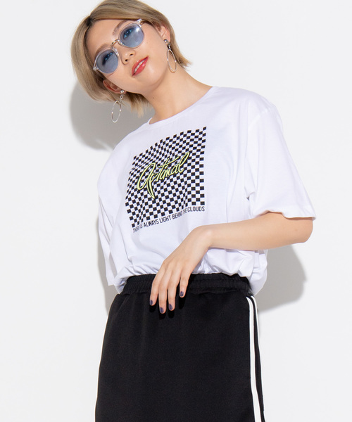 WEGO（ウィゴー）の「WEGO/チェッカーボックスロゴTシャツ（Tシャツ/カットソー・メンズ・ホワイト/ブラック/ホワイト系その他/ブラック系その他・SMALL/MEDIUM/LARGE）」の2枚目の写真