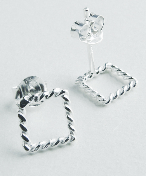 TONE SELECT GOODS(トーンセレクトグッズ)の「【925 SILVER ACC】TwistスクエアピアスSV925(OG)(ピアス(両耳用)・レディース・シルバー/ゴールド・FREE)」の3枚目の写真