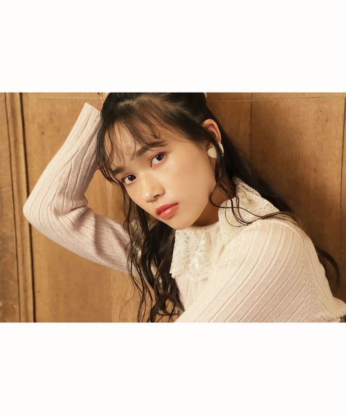 one after another NICE CLAUP(ワンアフターアナザーナイスクラップ)の「衿レースフリルニット(ニット/セーター・レディース・ブラック/オフホワイト/ゴールド・FREE)」の12枚目の写真