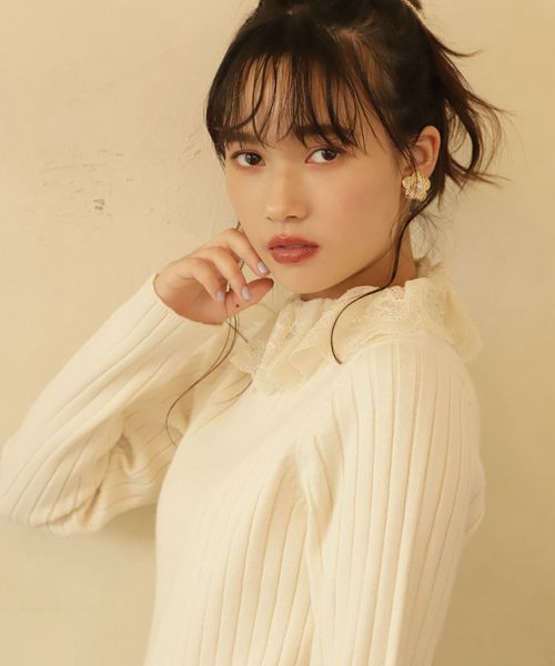 one after another NICE CLAUP(ワンアフターアナザーナイスクラップ)の「衿レースフリルニット(ニット/セーター・レディース・ブラック/オフホワイト/ゴールド・FREE)」の17枚目の写真