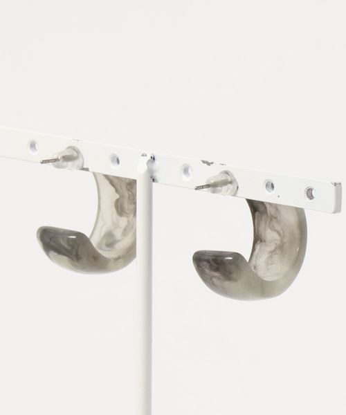 fifth（フィフス）の「アクリルハーフフープピアス（ピアス（両耳用）・レディース・グレー・FREE）」の3枚目の写真