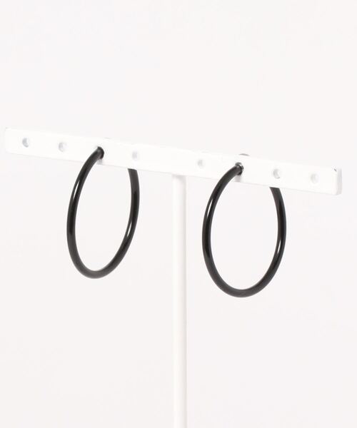 Fun & Daily（ファンアンドデイリー）の「F&D : イージーフープイヤリング (3cm)（イヤリング・レディース・ブラック/シルバー/ゴールド・FREE）」の3枚目の写真