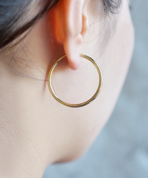 Fun & Daily（ファンアンドデイリー）の「F&D : イージーフープイヤリング (3cm)（イヤリング・レディース・ブラック/シルバー/ゴールド・FREE）」の6枚目の写真