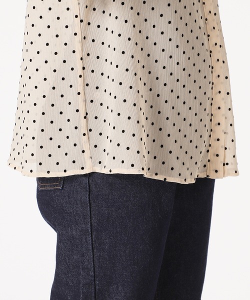 SLOBE IENA（スローブイエナ）の「ラッフルカラーブラウス【手洗い可能】◆（シャツ/ブラウス・レディース・ホワイト/ナチュラル/サックスブルー・FREE）」の6枚目の写真