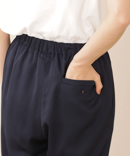 NANO universe（ナノユニバース）の「サッカーサテンイージーギャザーパンツ（その他パンツ・レディース・ブラウン/ネイビー/アイボリー・36/38）」の17枚目の写真