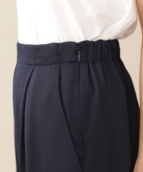 NANO universe（ナノユニバース）の「サッカーサテンイージーギャザーパンツ（その他パンツ・レディース・ブラウン/ネイビー/アイボリー・36/38）」の5枚目の写真