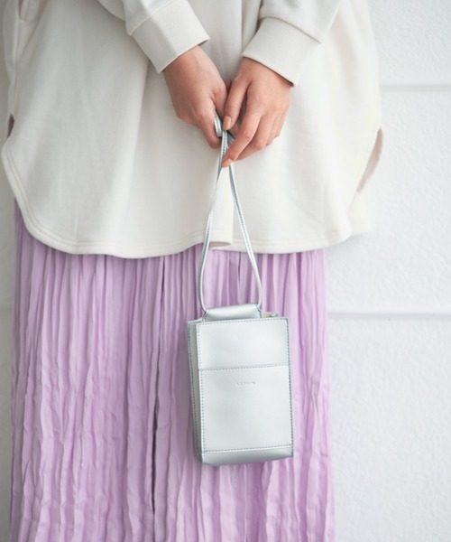 LEPSIM（レプシィム）の「【驚くほど、かるーーーい】スマホショルダー　236411（ショルダーバッグ・レディース・ブラック/ブラウン/シルバー/アイボリー/ピンク・ONE SIZE）」の5枚目の写真