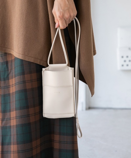 LEPSIM（レプシィム）の「【驚くほど、かるーーーい】スマホショルダー　236411（ショルダーバッグ・レディース・ブラック/ブラウン/シルバー/アイボリー/ピンク・ONE SIZE）」の2枚目の写真