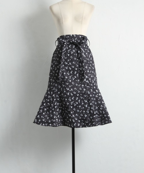 tocco closet(トッコ クローゼット)の「ウエストりぼん付きモノトーンフラワー×ドットプリントマーメイドスカート(スカート・レディース・ブラック/ライトベージュ・M)」の14枚目の写真