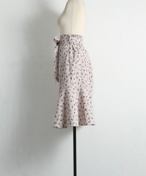 tocco closet(トッコ クローゼット)の「ウエストりぼん付きモノトーンフラワー×ドットプリントマーメイドスカート(スカート・レディース・ブラック/ライトベージュ・M)」の16枚目の写真