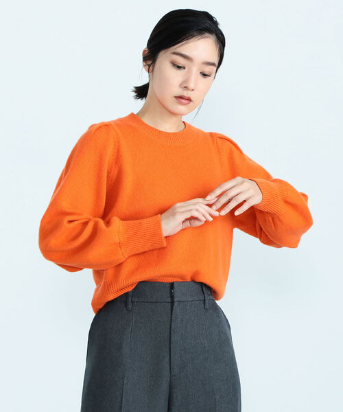 fredy emue（フレディエミュ）の「HAMILTON WOOL 袖タックプルオーバー（ニット/セーター・レディース・ライトグレー/オフホワイト/サックスブルー/オレンジ・38）」の8枚目の写真