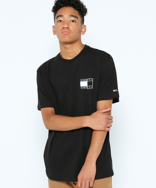 tommy jeans(トミー ジーンズ)の「ツイストフラッグロゴTシャツ(Tシャツ/カットソー・メンズ・ホワイト/ブラック・SMALL/MEDIUM/LARGE/X-LARGE)」の2枚目の写真