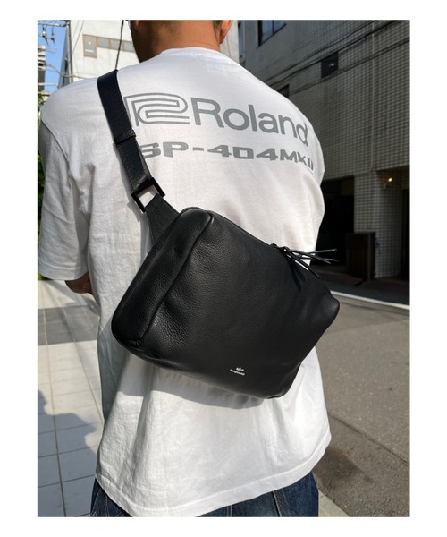 waku（ワク）の「waku ワク 『KURO Series』 スクエアボディBAG（ボディバッグ/ウエストポーチ・メンズ・ブラック・FREE）」の16枚目の写真