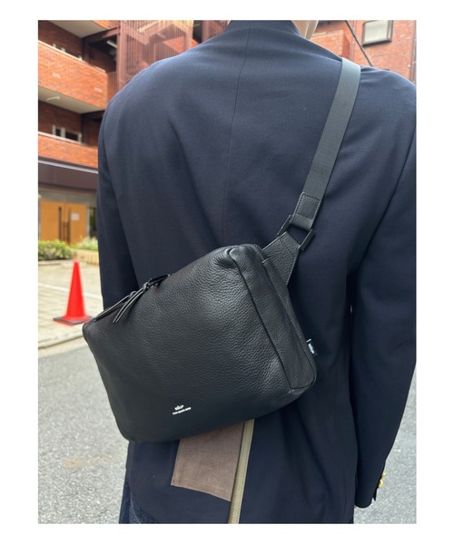 waku（ワク）の「waku ワク 『KURO Series』 スクエアボディBAG（ボディバッグ/ウエストポーチ・メンズ・ブラック・FREE）」の14枚目の写真