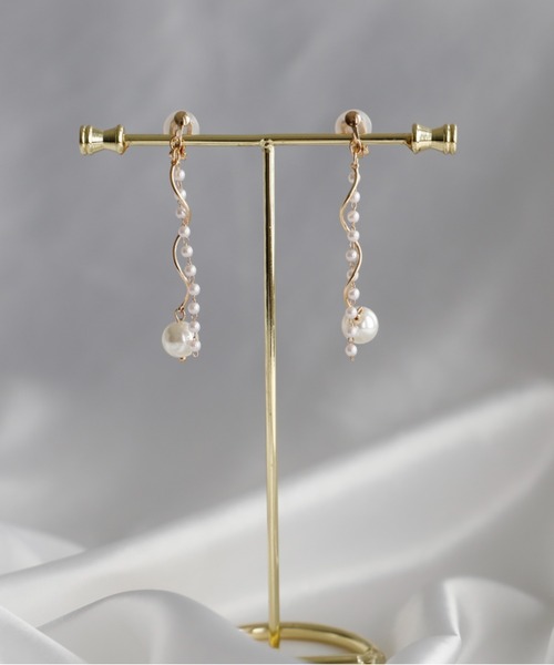 Cupid Heart(キューピッドハート)の「【Cupid Heart】結婚式アクセサリー ウェーブラインパールイヤリング(イヤリング・レディース・シルバー/ゴールド・MEDIUM)」の10枚目の写真