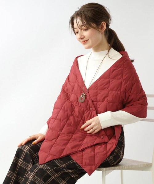 SHOO・LA・RUE（シューラルー）の「◆【軽くて暖かい】2WAYライトダウンキルトケープ（ストール/ショール・レディース・レッド系1/ブラック/カーキ/アイボリー・00）」の4枚目の写真