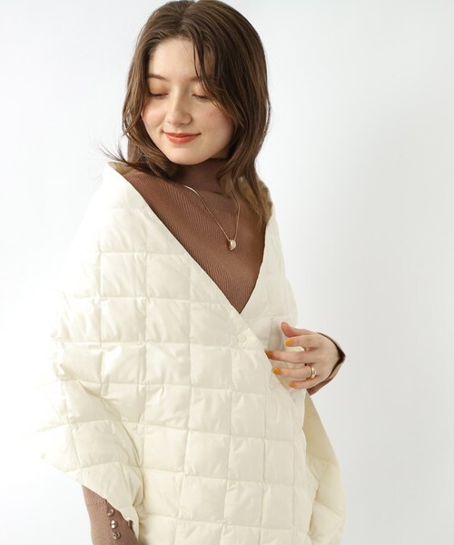 SHOO・LA・RUE（シューラルー）の「◆【軽くて暖かい】2WAYライトダウンキルトケープ（ストール/ショール・レディース・レッド系1/ブラック/カーキ/アイボリー・00）」の2枚目の写真