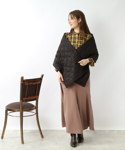 SHOO・LA・RUE（シューラルー）の「◆【軽くて暖かい】2WAYライトダウンキルトケープ（ストール/ショール・レディース・レッド系1/ブラック/カーキ/アイボリー・00）」の3枚目の写真