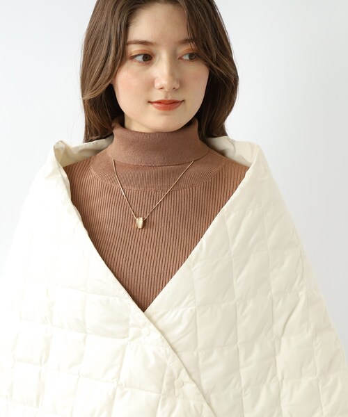 SHOO・LA・RUE（シューラルー）の「◆【軽くて暖かい】2WAYライトダウンキルトケープ（ストール/ショール・レディース・レッド系1/ブラック/カーキ/アイボリー・00）」の8枚目の写真