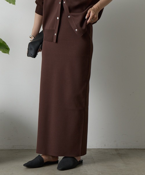 COLONY 2139（コロニートゥーワンスリーナイン）の「-3kg見え！エステルヤーンペンシルスカート（スカート・レディース・ブラック/オレンジ/モカ/カーキ/ネイビー/グレイッシュベージュ/ベージュ/ダークグリーン/レッド/グレー/ブラウン/ライム/ピンク/オフホワイト/チャコールグレー/ブルー/パープル/ライトグレー/ダークブラウン/サックスブルー/ブラウン系その他・MEDIUM/LARGE/SHORT/X-SMALL）」の9枚目の写真