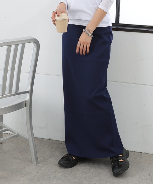 COLONY 2139（コロニートゥーワンスリーナイン）の「-3kg見え！エステルヤーンペンシルスカート（スカート・レディース・ブラック/オレンジ/モカ/カーキ/ネイビー/グレイッシュベージュ/ベージュ/ダークグリーン/レッド/グレー/ブラウン/ライム/ピンク/オフホワイト/チャコールグレー/ブルー/パープル/ライトグレー/ダークブラウン/サックスブルー/ブラウン系その他/ダークグレー/ブルー系その他/ロイヤルブルー・MEDIUM/LARGE/SHORT/X-SMALL）」の19枚目の写真