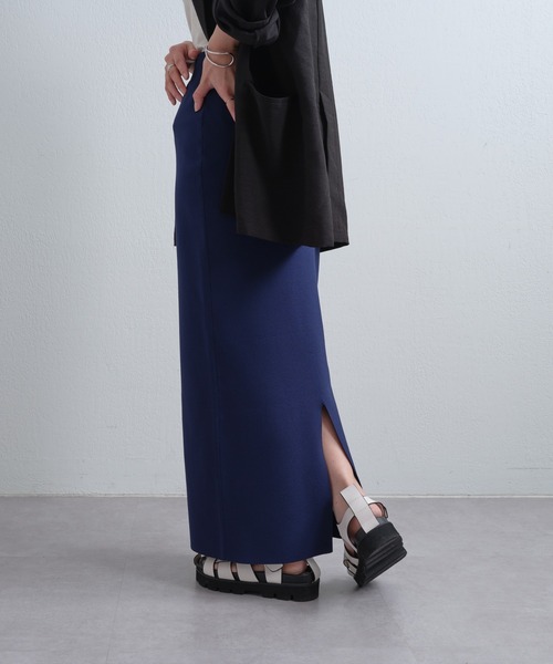 COLONY 2139（コロニートゥーワンスリーナイン）の「-3kg見え！エステルヤーンペンシルスカート（スカート・レディース・ブラック/オレンジ/モカ/カーキ/ネイビー/グレイッシュベージュ/ベージュ/ダークグリーン/レッド/グレー/ブラウン/ライム/ピンク/オフホワイト/チャコールグレー/ブルー/パープル/ライトグレー/ダークブラウン/サックスブルー/ブラウン系その他・MEDIUM/LARGE/SHORT/X-SMALL）」の15枚目の写真