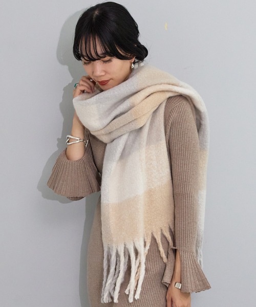 SHENERY（シーナリー）の「リサイクルポリブロックチェックストール（ストール/ショール・レディース・ベージュ/グリーン・FREE）」の5枚目の写真