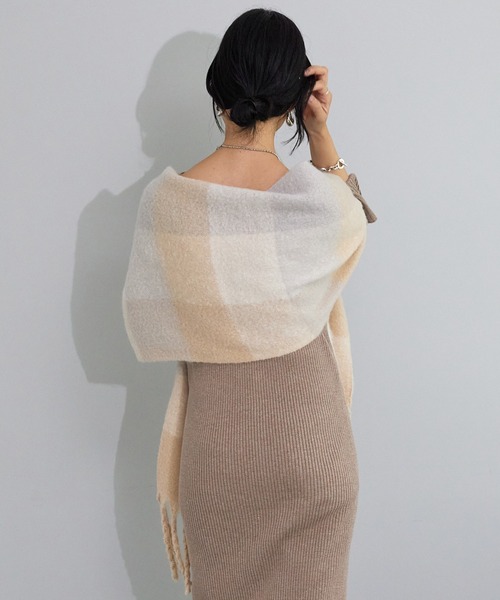 SHENERY（シーナリー）の「リサイクルポリブロックチェックストール（ストール/ショール・レディース・ベージュ/グリーン・FREE）」の11枚目の写真