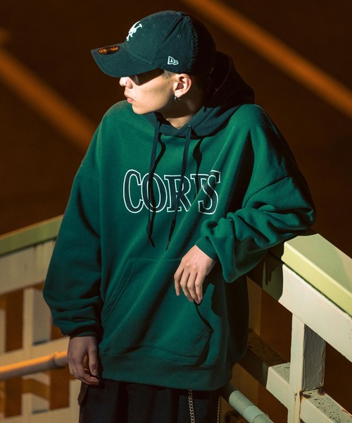 Rocky Monroe（ロッキーモンロー）の「オーバーサイズ 裏起毛カレッジロゴプリントプルオーバーパーカー（パーカー・メンズ・ブラック/ネイビー/グレー/グリーン/ブラック系/グレー系/グレー系1/グリーン系/ホワイト・M/L/XL）」の8枚目の写真