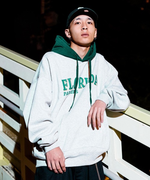 Rocky Monroe（ロッキーモンロー）の「オーバーサイズ 裏起毛カレッジロゴプリントプルオーバーパーカー（パーカー・メンズ・ブラック/ネイビー/グレー/グリーン/ブラック系/グレー系/グレー系1/グリーン系/ホワイト・M/L/XL）」の5枚目の写真