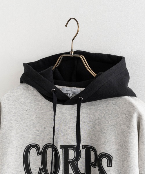 Rocky Monroe（ロッキーモンロー）の「オーバーサイズ 裏起毛カレッジロゴプリントプルオーバーパーカー（パーカー・メンズ・ブラック/ネイビー/グレー/グリーン/ブラック系/グレー系/グレー系1/グリーン系/ホワイト・M/L/XL）」の15枚目の写真