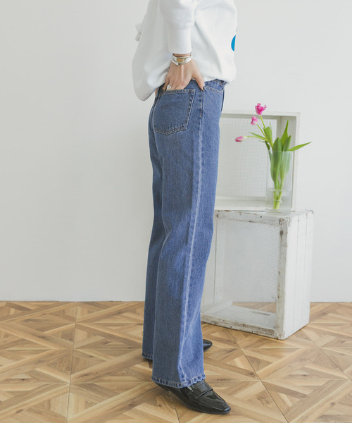 ITEMS URBANRESEARCH(アイテムズ アーバンリサーチ)の「セミフレアデニム(デニムパンツ・レディース・ライトブルー/ブルー・SMALL/MEDIUM)」の4枚目の写真