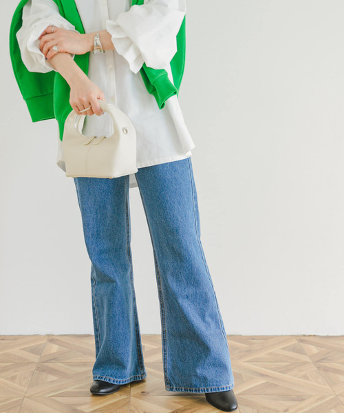 ITEMS URBANRESEARCH(アイテムズ アーバンリサーチ)の「セミフレアデニム(デニムパンツ・レディース・ライトブルー/ブルー・SMALL/MEDIUM)」の11枚目の写真