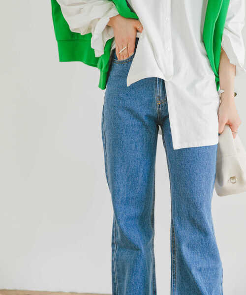 ITEMS URBANRESEARCH(アイテムズ アーバンリサーチ)の「セミフレアデニム(デニムパンツ・レディース・ライトブルー/ブルー・SMALL/MEDIUM)」の13枚目の写真