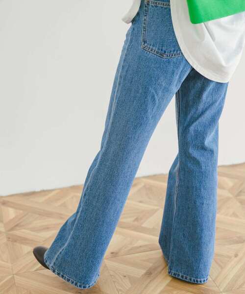 ITEMS URBANRESEARCH(アイテムズ アーバンリサーチ)の「セミフレアデニム(デニムパンツ・レディース・ライトブルー/ブルー・SMALL/MEDIUM)」の14枚目の写真