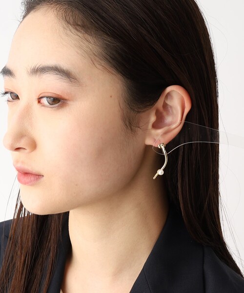 OPAQUE.CLIP(オペークドットクリップ)の「◆フェイクパール付ウェーブメタルピアス(ピアス(両耳用)・レディース・ゴールド系・00)」の4枚目の写真