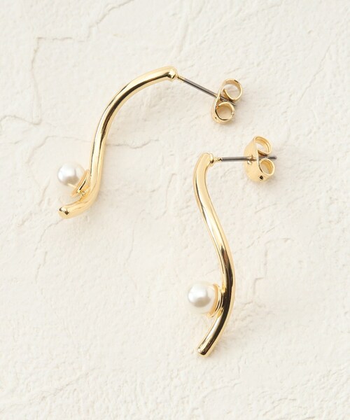 OPAQUE.CLIP(オペークドットクリップ)の「◆フェイクパール付ウェーブメタルピアス(ピアス(両耳用)・レディース・ゴールド系・00)」の2枚目の写真