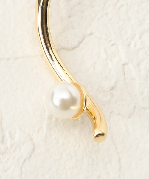 OPAQUE.CLIP(オペークドットクリップ)の「◆フェイクパール付ウェーブメタルピアス(ピアス(両耳用)・レディース・ゴールド系・00)」の8枚目の写真