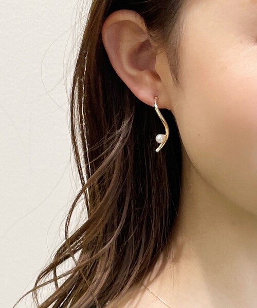OPAQUE.CLIP(オペークドットクリップ)の「◆フェイクパール付ウェーブメタルピアス(ピアス(両耳用)・レディース・ゴールド系・00)」の1枚目の写真