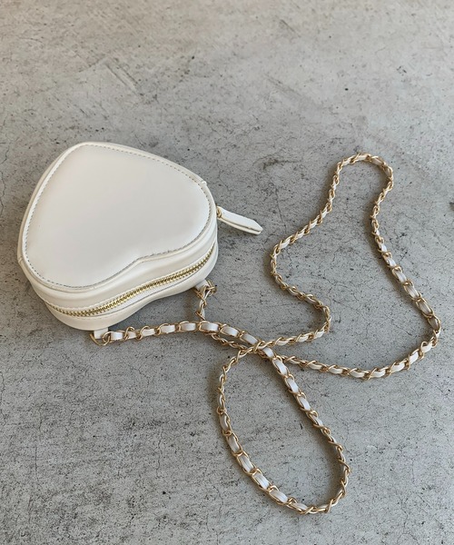 mi via loca（ミヴィアロカ）の「ハートモチーフ チェーンminiバッグ（ショルダーバッグ・レディース・ホワイト/ピンク/イエロー/ブラック・FREE）」の2枚目の写真