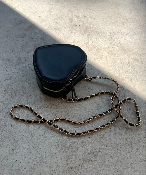 mi via loca（ミヴィアロカ）の「ハートモチーフ チェーンminiバッグ（ショルダーバッグ・レディース・ホワイト/ピンク/イエロー/ブラック・FREE）」の3枚目の写真